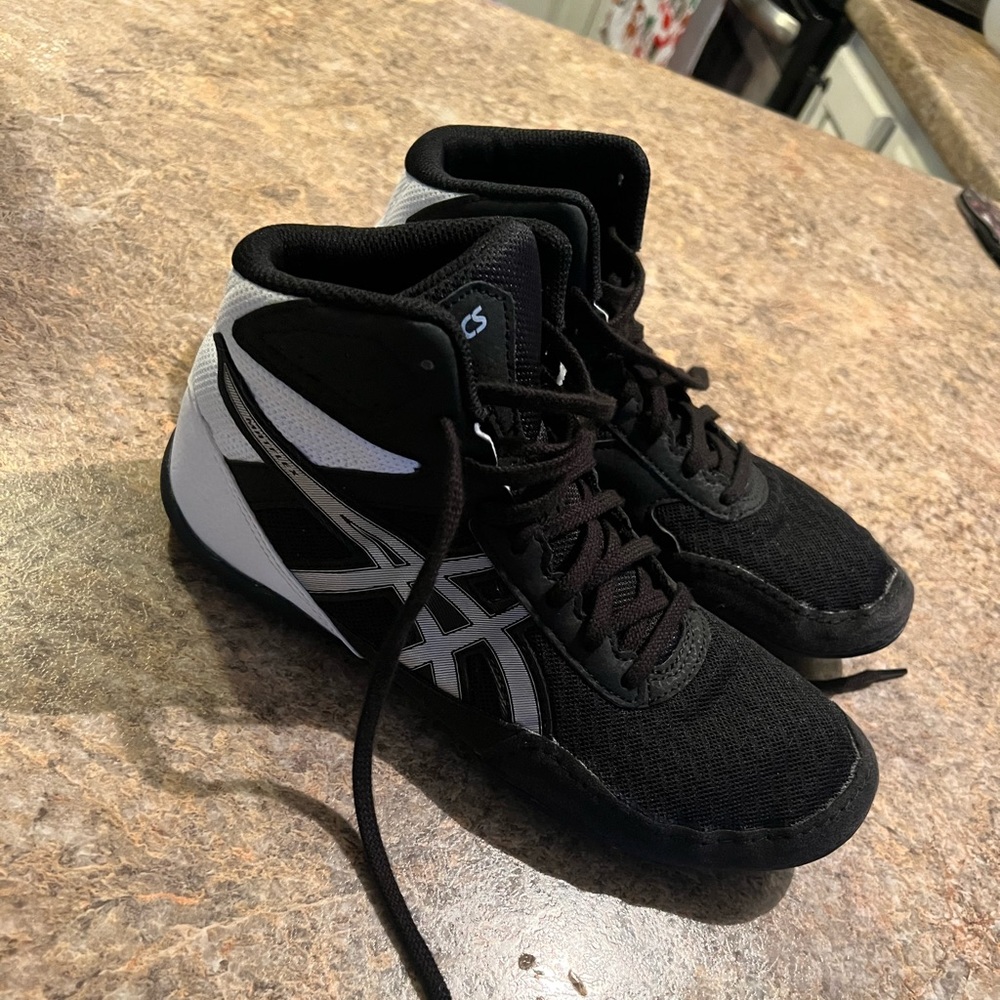 ASICS Wrestling shoes size 6